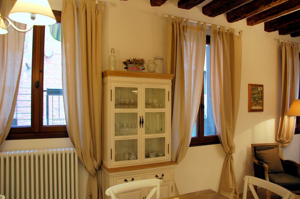 Romantic Rialto Venice Room photo